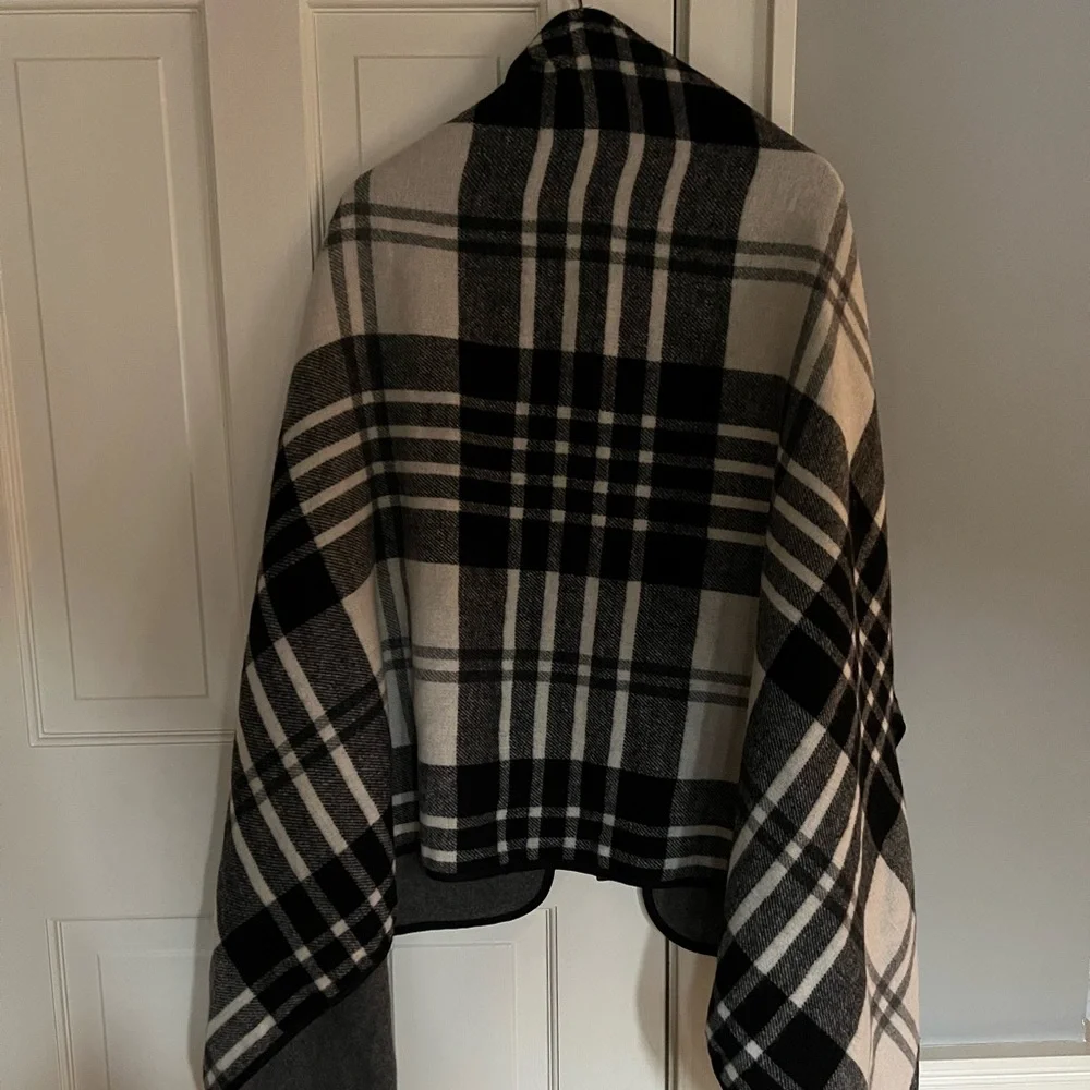 J. Crew Black Plaid Cape o/s - Picture 3 of 4